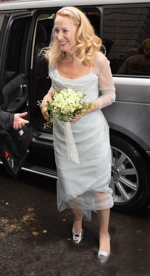 Para su boda con Rupert Murdoch, la ex modelo se decantó por este poco acertado vestido de tul azul grisáceo de Vivianne Westwood, que combinó con zapatos plata de Manolo Blahnik.