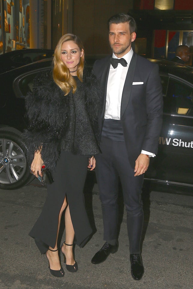 La 'it girl' no tuvo su mejor noche de estilo. Su combinación 'total black' era solo correcta (cuando normalmente suele ser sublime) y su look 'beauty', bastante desacertado, con un exceso de sombra de ojos y un peinado que, con el conjunto, le sumaba años. Eso sí, su marido, Johannes Huebl, siempre es un buen complemento...