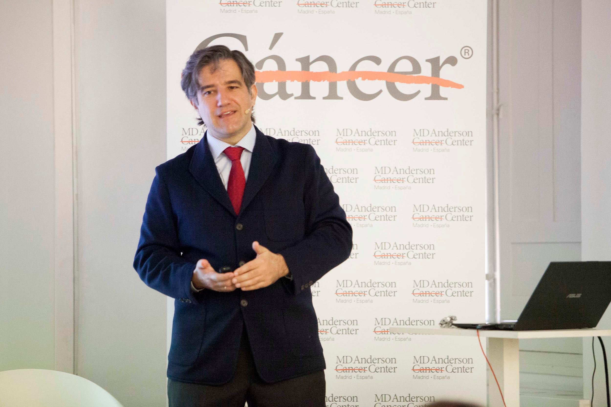 El doctor Emilio García Tutor, jefe del servicio de cirugía plástica y reparadora del centro oncológico, charló sobre los avances en cirugía reconstructiva durante la celebración del IV Cancer Beauty Care.
