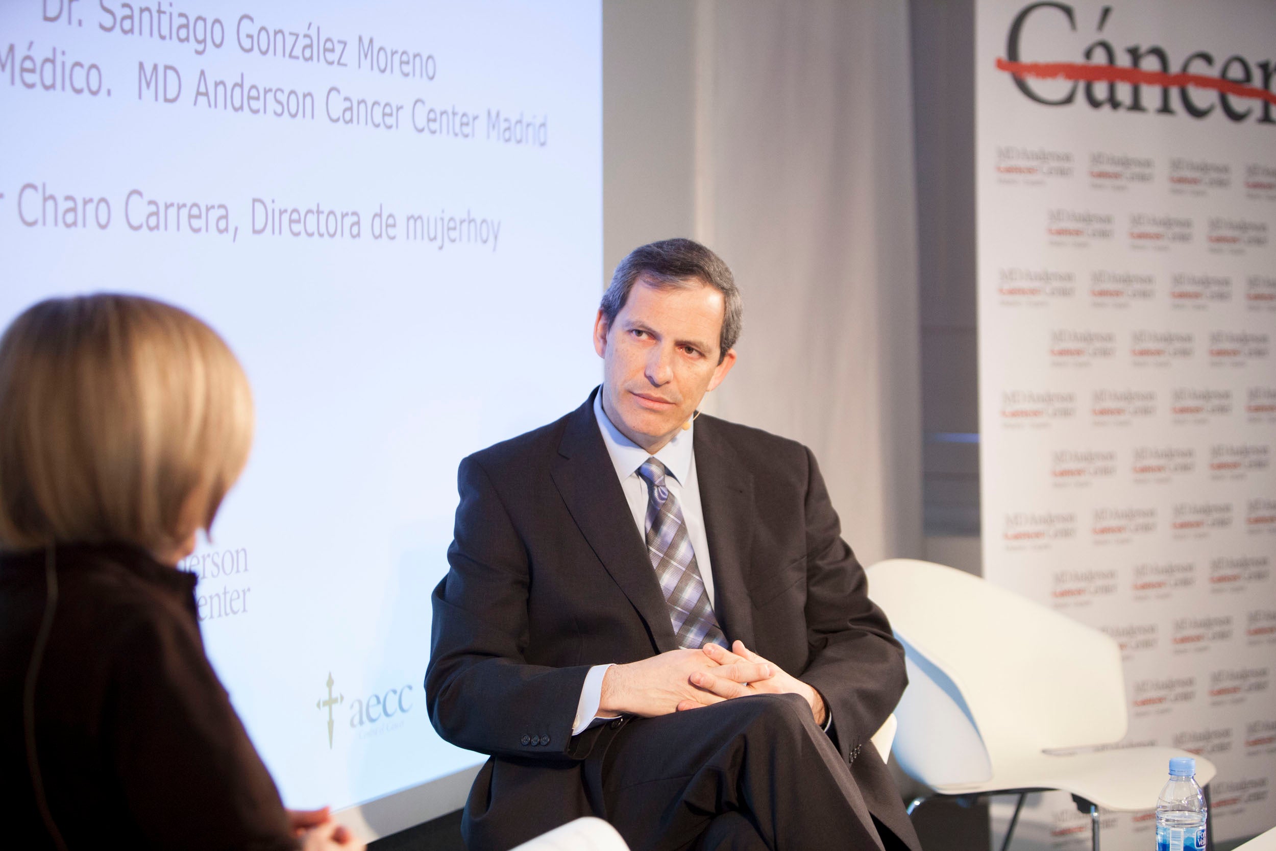 El director médico de MD Anderson Cancer Center Madrid, patrocinador del encuentro Cancer Beauty Care, durante la entrevista inaugural de la jornada, en la que habló sobre los avances del centro médico para tratar a los pacientes de cáncer.