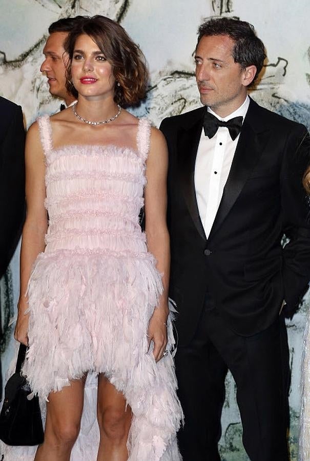 Con el rosa como color fetiche para este baile, Carlota innova con los materiales, en esta ocasión se decantó por este diseño estilo mullet con plumas de Chanel.