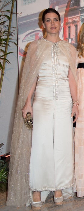 Este jumpsuit color champán de Chanel desató los rumores de embarazo más que realzar su belleza.