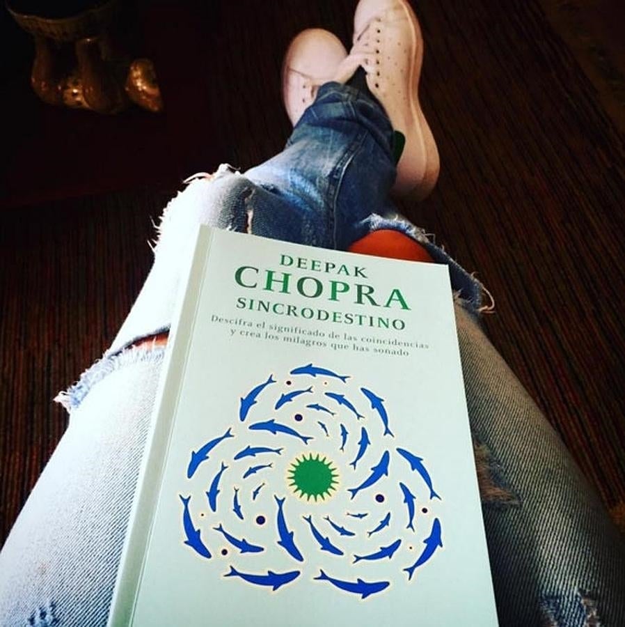 Dentro de las imágenes de su día a día, Lara mostró esta con un libro de Deepak Chopra.