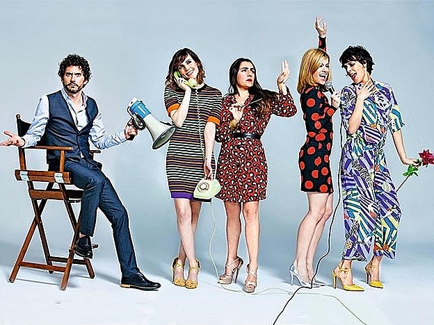 Paco: chaleco pantalón y camisa Christian Dior y zapatos Neosens. Alexandra: vestido María Escote y stiletto Christian Dior. Candela : abrigo Love Moschino y sandalias Jimmy Choo. Natalia: vestido Love Moschino y sandalias Aquazzura. Belén: mono Missoni y sandalias Ursula Mascaro. Estilismo: José Herrera. Maquillaje y peluquería: Pedro Cedeño Para Chanel y ArtLab Aveda.