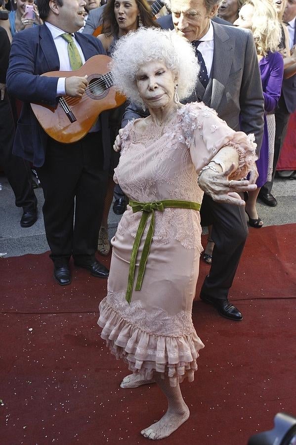 La tercera boda de doña Cayetana dejó esta imagen bailando sin zapatos delante de la prensa.