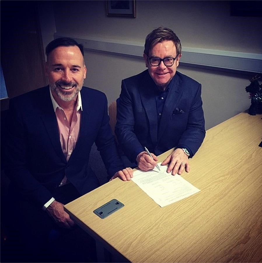A pesar de casarse en la intimidad, Elton John y David Furnish quisieron compartir con sus seguidores detalles del enlace celebrado en el Ayuntamiento de Windsor.