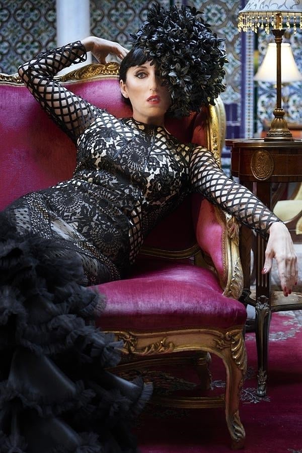 Vestido de Alejandro Postigo y Tocado de Tolentino Haute Hats.