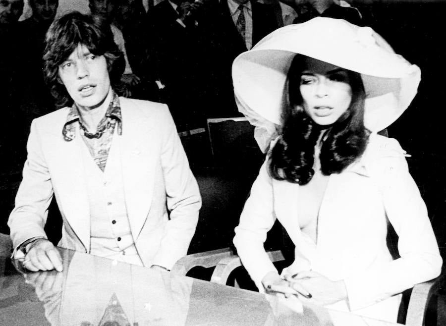 Rompedora y atrevida fue Bianca Jagger al casarse con el rockero enfundada en un conjunto de blazer y falda blanco firmado por Yves Saint Laurent que combinó con una gran pamela.