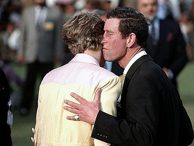 Carlos de Inglaterra besa de una forma muy fría a Diana de Gales durante su viaje a la India en 1992.