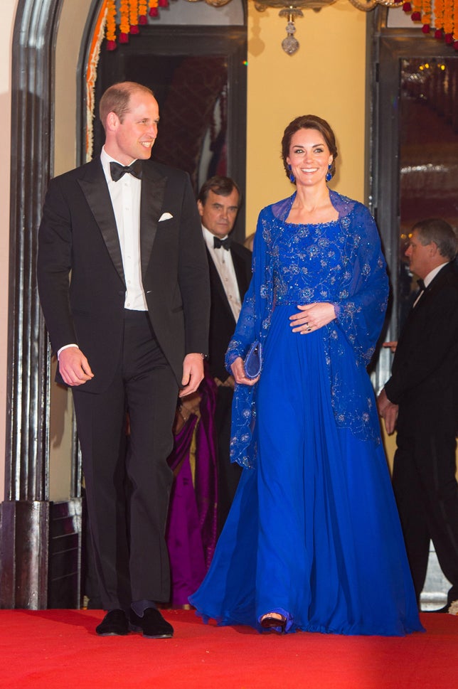 Para la recepción en el Hotel Taj Mahal (donde se alojan a razón de unos 1.600 euros la noche), la Duquesa de Cambridge apostó por un look 'estilo Bollywood' creado por su diseñadora de cabecera, Jenny Packham, en azul klein con bordados joya y chal a juego.