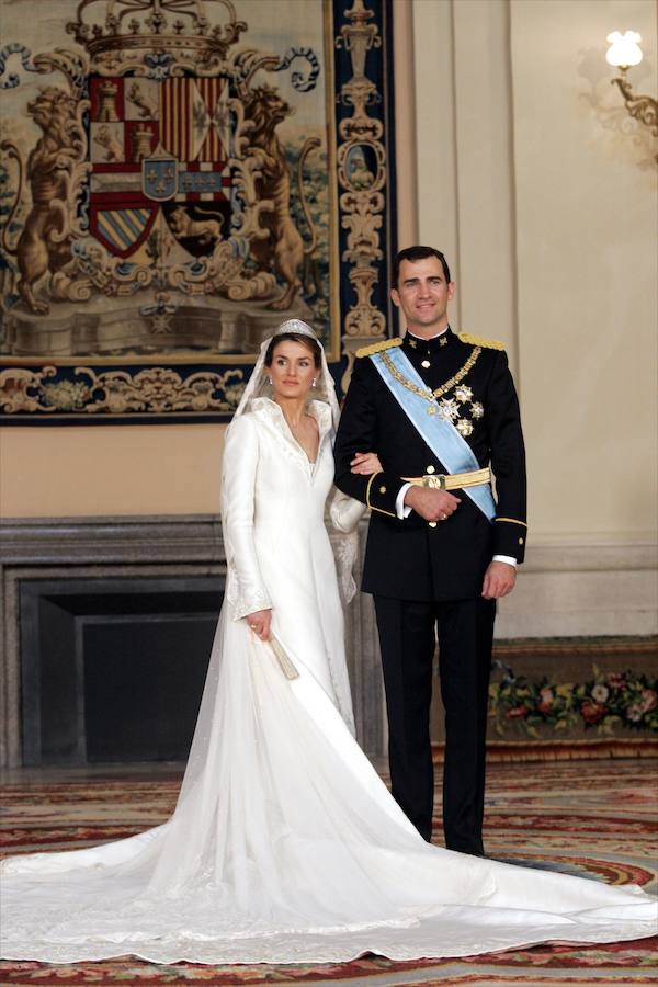 Manuel Pertegaz fue el encargado de diseñar el aplaudido vestido de novia de la actual Reina para su boda con Don Felipe el 22 de mayo de 2004.