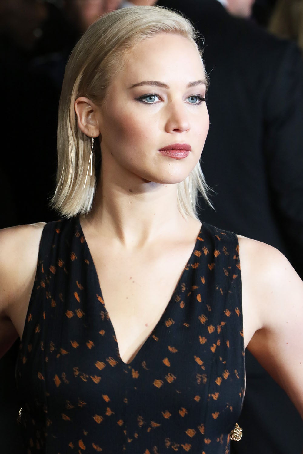 Si luces un corte bob y no quieres utilizar extensiones ni postizos el día de tu boda, atrévete a dejar suelta tu melenita dándole un acabado pulido. Un peinado sofisticado perfecto si tu vestido tiene un corte moderno.