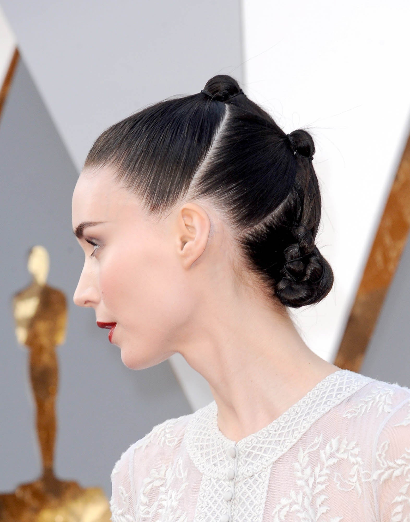 El peinado que eligió la actriz Rooney Mara para la gala de los Oscar 2016 fue, sin duda, uno de los más comentados por su originalidad. ¿Te atreves a lucirlo el día de tu boda? Se trata de un recogido con efecto pulido y tres mini moños.