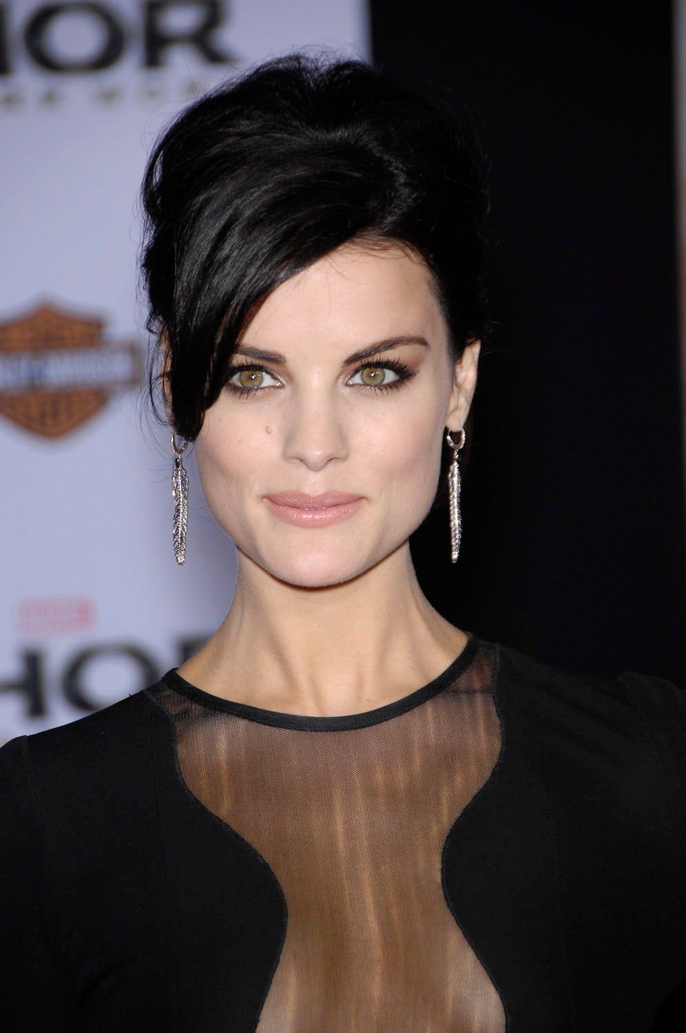 Si tu vestido es sencillo, realza tu look con un peinado más elaborado como este recogido con gran volumen en la coronilla y flequillo lateral.