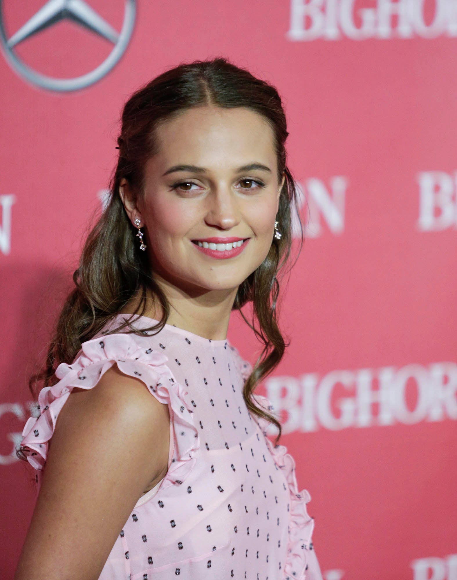 Un peinado tan sencillo como un semirrecogido con ondas como el de Alicia Vikander en los Oscar 2016 puede ser perfecto para el día de tu boda. Puro romanticismo.