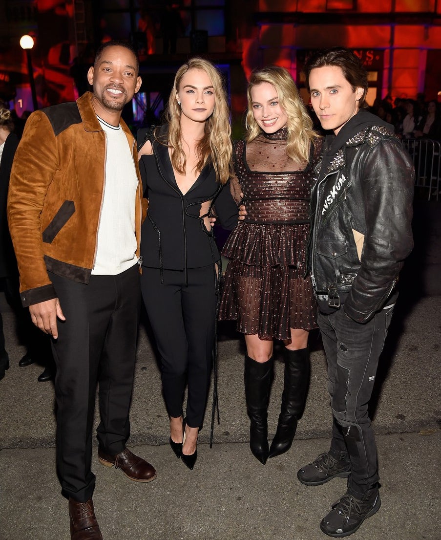 No posó con sus antes BFF Gigi Hadid y Kendall Jenner, pero sí lo hizo con sus compañeros de reparto en 'Escuadrón suicida'. Por cierto, se presentó un nuevo tráiler de la película que dejó al público boquiabierto.