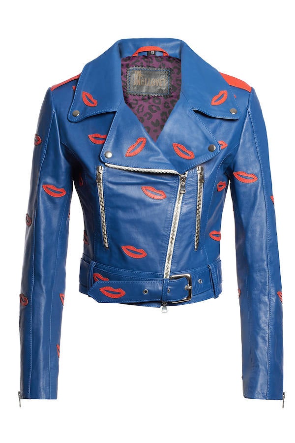 Con el nombre 'Kiss Kiss' encontramos llena de besos esta cazadora en color azul (Precio: 559 euros)