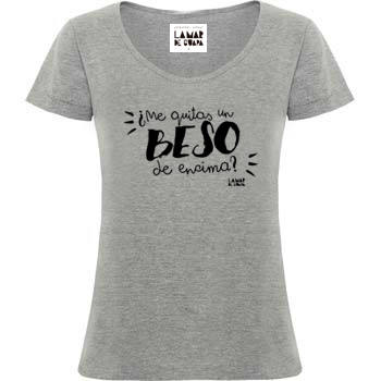 "Me quitas un beso de encima" es la frase protagonista de esta camiseta de la firma (Precio: 23 euros).