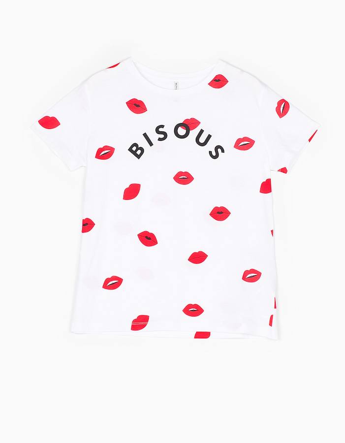 Con dibujos de labios estampados es esta sencilla camiseta blanca que podrás reivindicar en el día del beso (Precio: 7.95 euros).