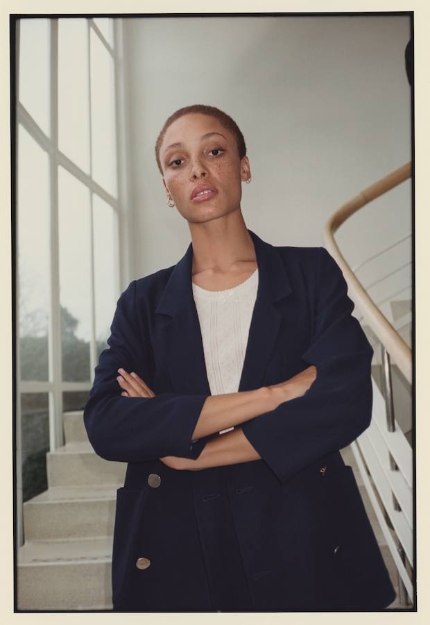 Clásicos que nunca fallan, como esta chaqueta de botones dorados