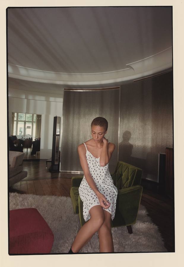 Modelo estampado de vestido lencero de la colección de Alexa Chung para Mark&Spencer