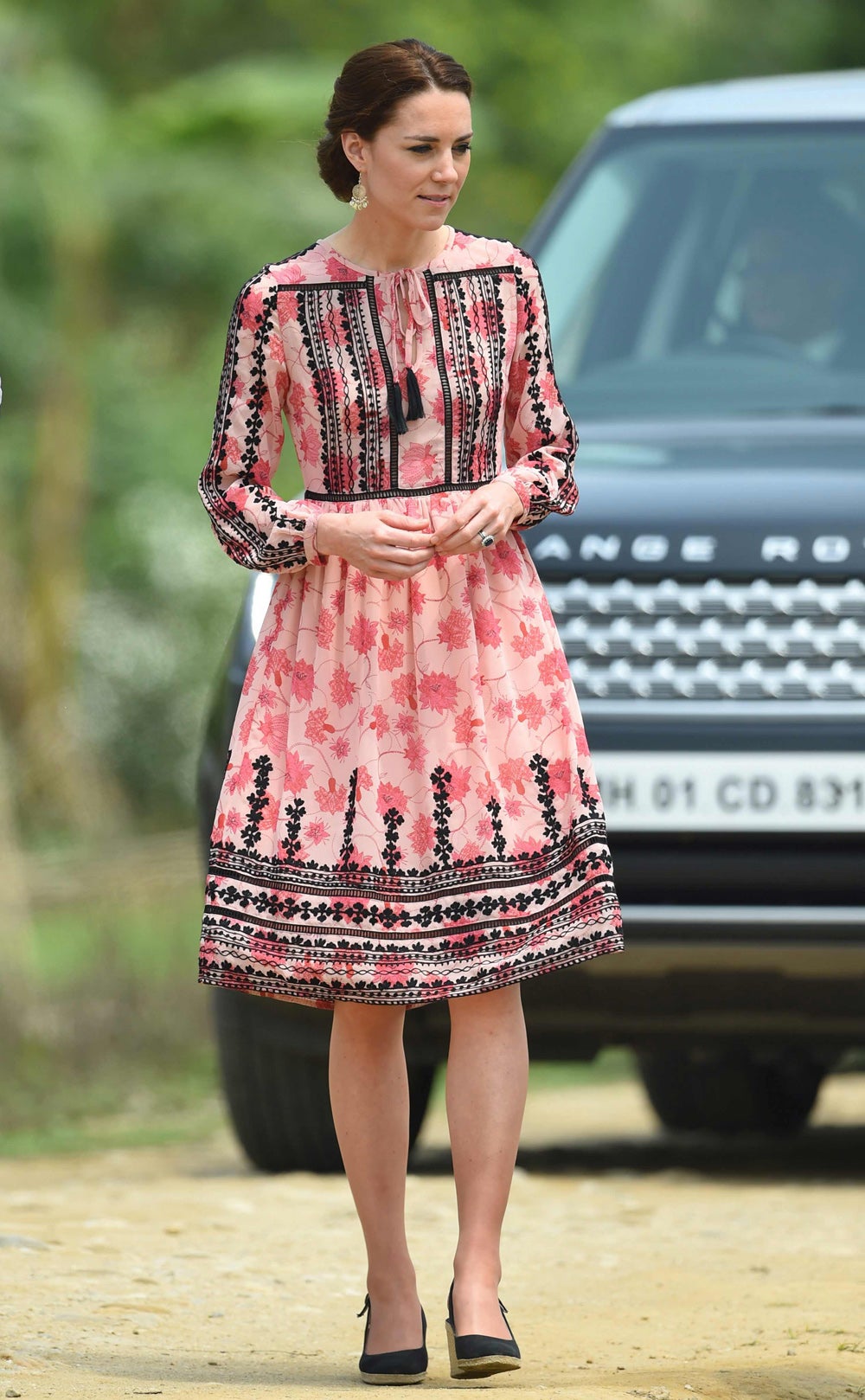 Para sus últimas horas en la India, Kate Middleton volvió a recurrir al 'low cost' con un vestido 'lady' con estampado rosa y bordados en negro de TopShop, que combinó con sus cuñas negras.