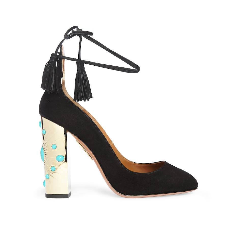 En negro y con tacón joya, una pieza infalible para cualquier evento que marcará la diferencia.