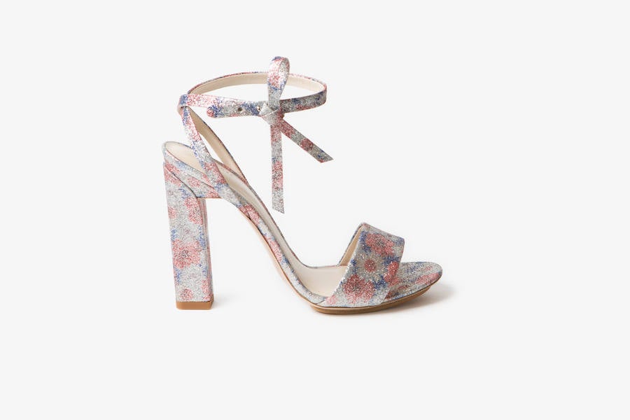 De efecto glitter es este modelo de sandalias de la firma española que no pasarán desapercibidas.
