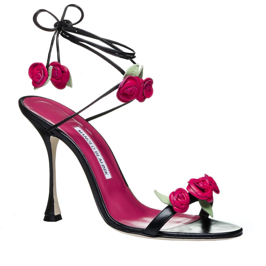 Negras y con detalles de rosas en las tiras y la parte delantera encontramos estas sandalias de Manolo Blahnik.