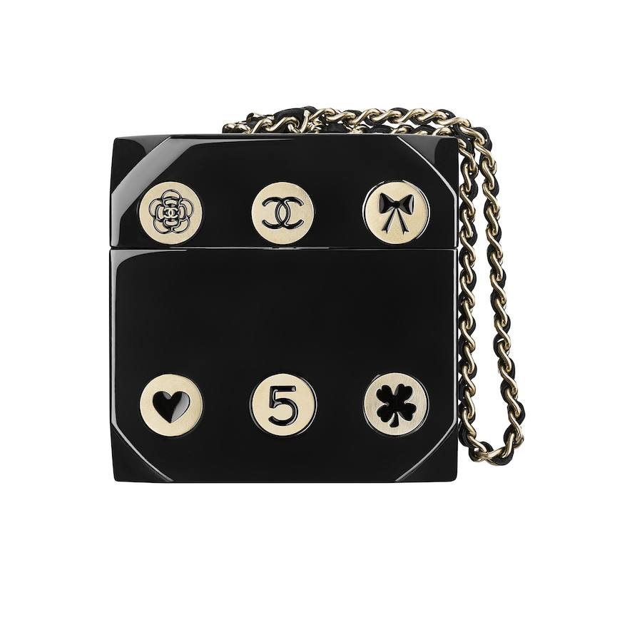 En color negro y con los emblemas de la firma en dorado, es esta pieza de Chanel de la que seguro no vas a arrepentirte