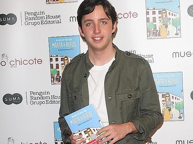 Fran posa con el libro de Marta Torné en el Museo Chicote.