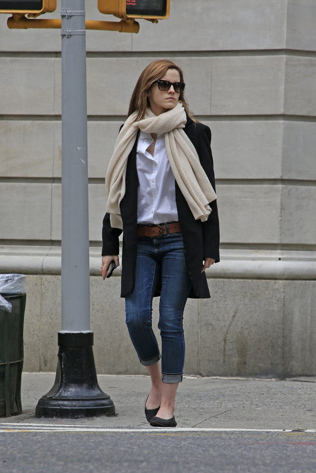 La sencillez es la clave de este look 'casual chic' con jeans pitillo, blusa blanca y bailarinas.