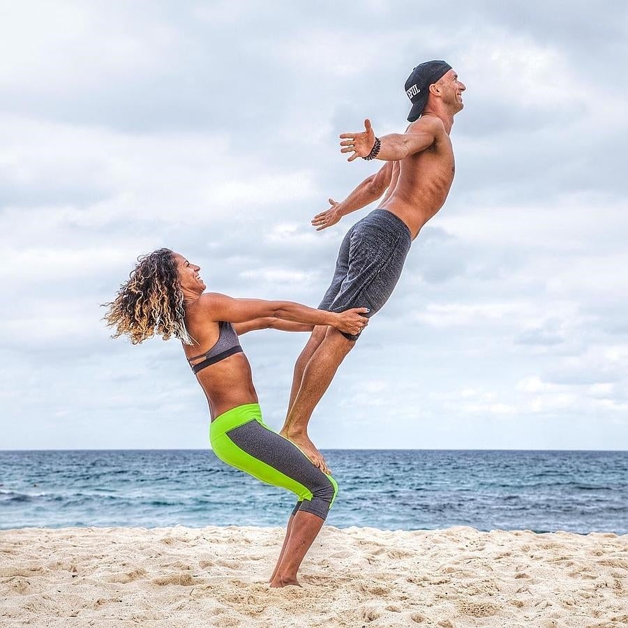 Esta simpática pareja de 'yoguis' forman Yoga Beyond (@yogabeyond) en Instagram, con más de 344.000 seguidores hoy por hoy. Claudine es una experta en Yoga desde hace 15 años (colabora en la edición australiana de 'Women's Health') y junto a su marido Honza forman un perfecto equipo de Yoga, con poses increíbles y, por supuesto, amor mucho amor. Recomendado sobre todo para los que aún creen que hacer ejercicio es algo solitario.