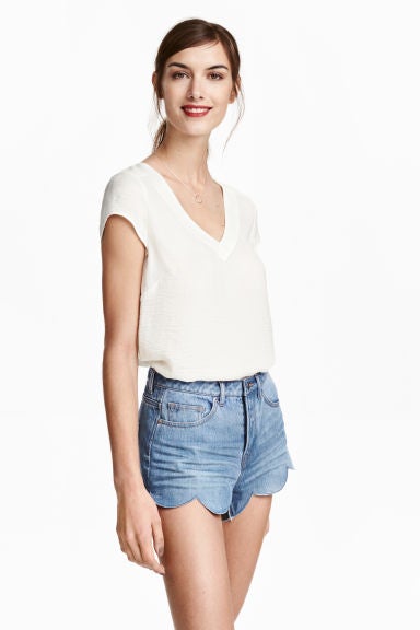 Los shorts son la prenda más buscada y acertada para el verano, puedes ir a por los más básicos o buscar algún detalle que los haga diferentes como estos de H&M (Precio 24'99€)