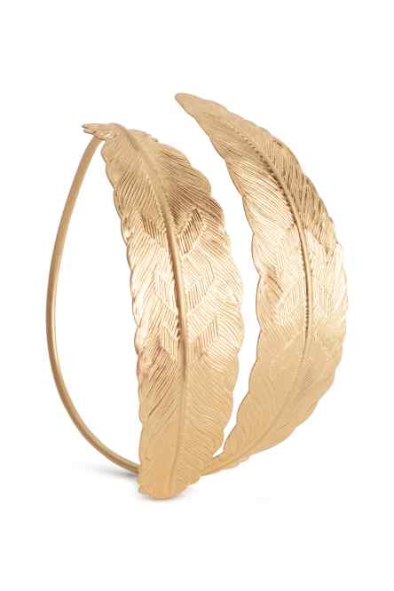 Las plumas son un elemento que quedará genial en pulseras, collares, pendientes, accesorios de pelo... (Brazalete de H&M, precio 6´99€)