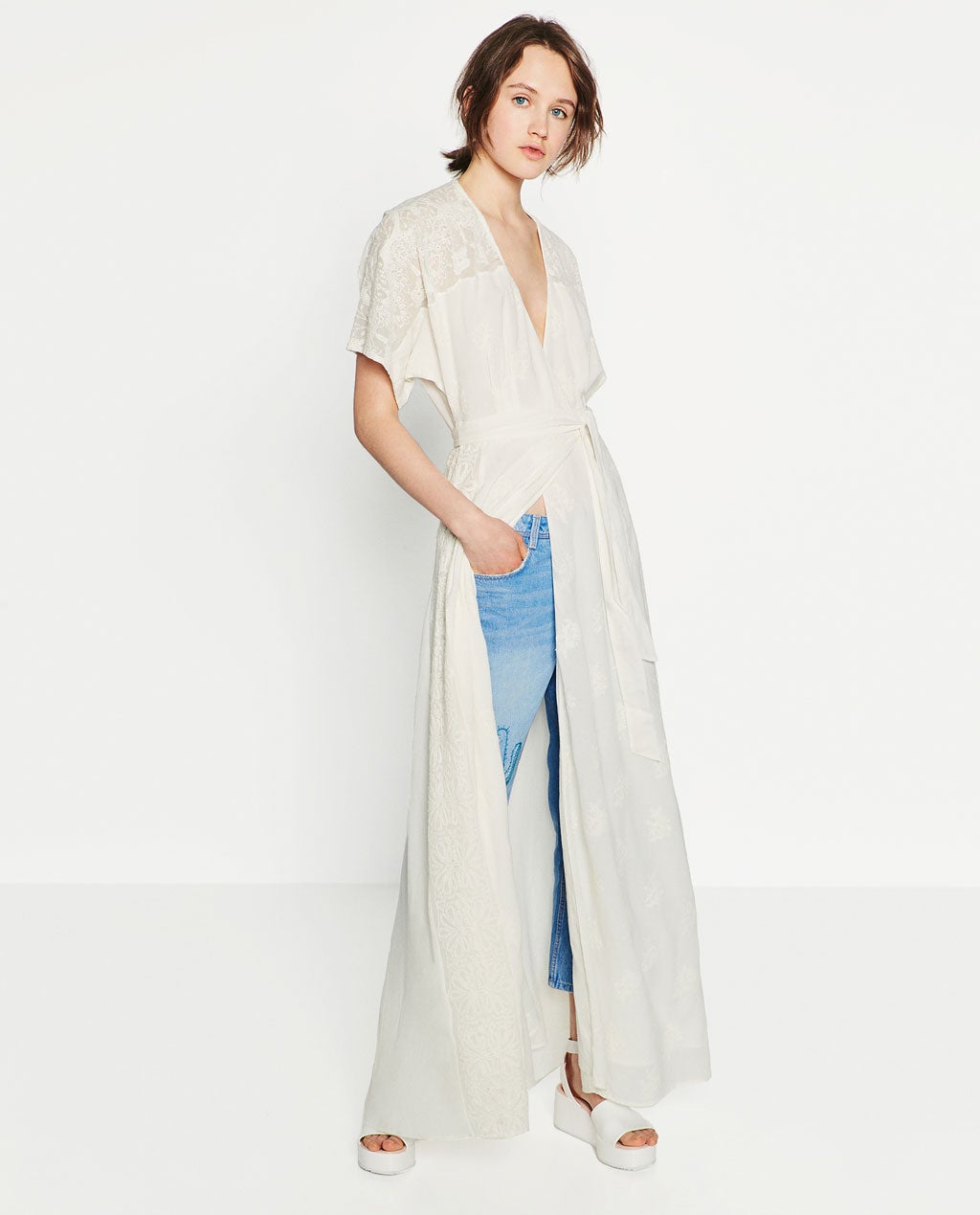 Conjuntar un vestido largo abierto con nuestros jeans es un look que nos apasiona (Vestido de Zara, precio 49'95€)