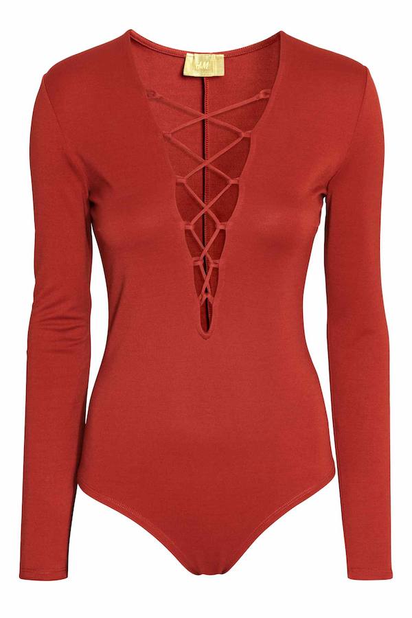 De manga larga y con escote de tiras cruzadas, una de las propuestas de H&M (Precio: 29.99 euros)