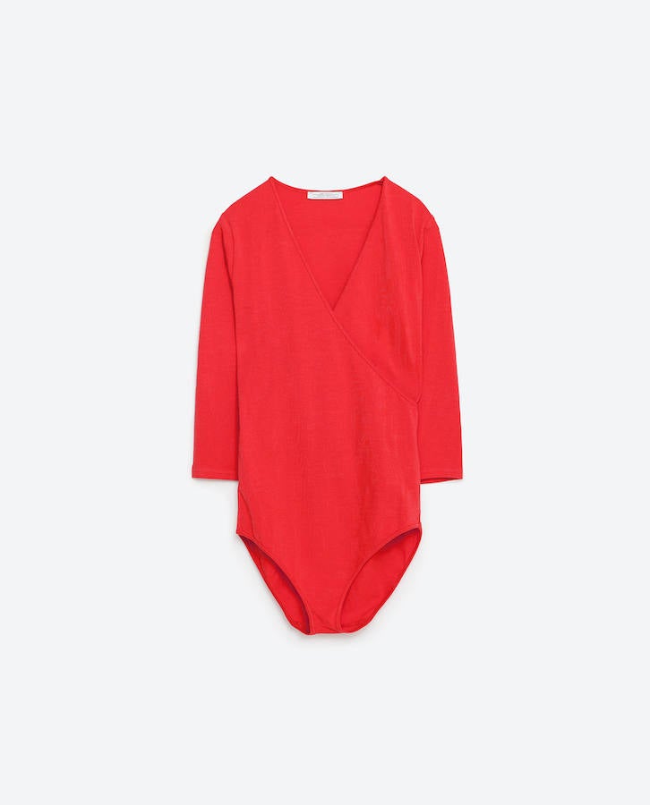 Zara ha incluido en su colección de primavera numerosas propuestas como esta (Precio: 9.95 euros).