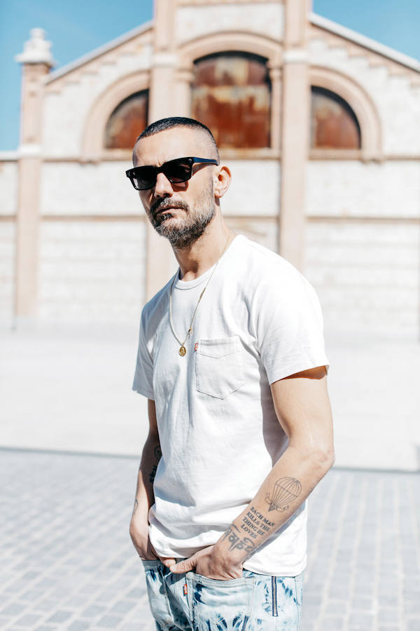 El creador se pone sus jeans 501 CT mientras diseña en su estudio, le gusta llevar sus jeans oversize, los personaliza con desteñidos, uniendo dos partes traseras y con colores vivos en el bajo. Le gusta combinar sus jeans con camisetas básicas y sneakers.