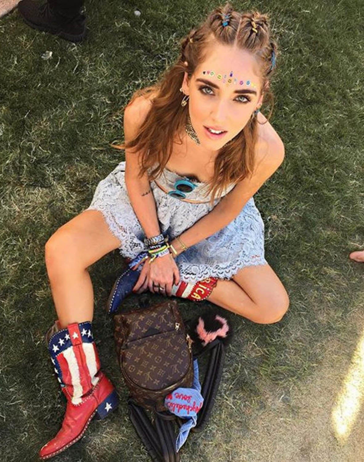 Chiara Ferragni con uno de sus beauty looks elegidos para acudir al festival californiano: mini trenzas de raíz y bindis en la frente.