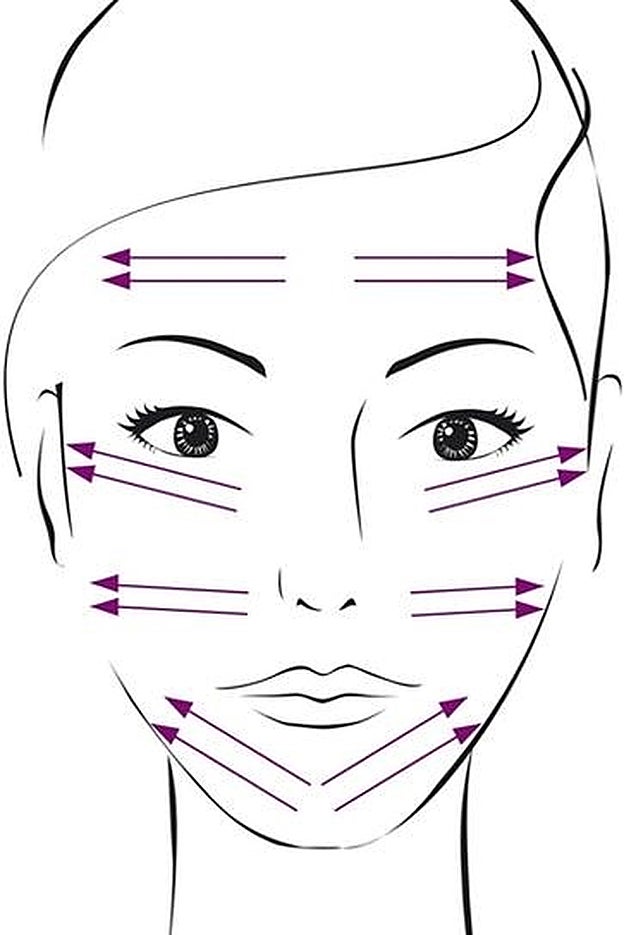 Una vez limpia la piel, deposita una pequeña dosis en la yema de los dedos o sobre un disco de algodón. Aplícala en el centro del rostro, extendiéndola hacia el exterior. Repite el gesto dos veces.