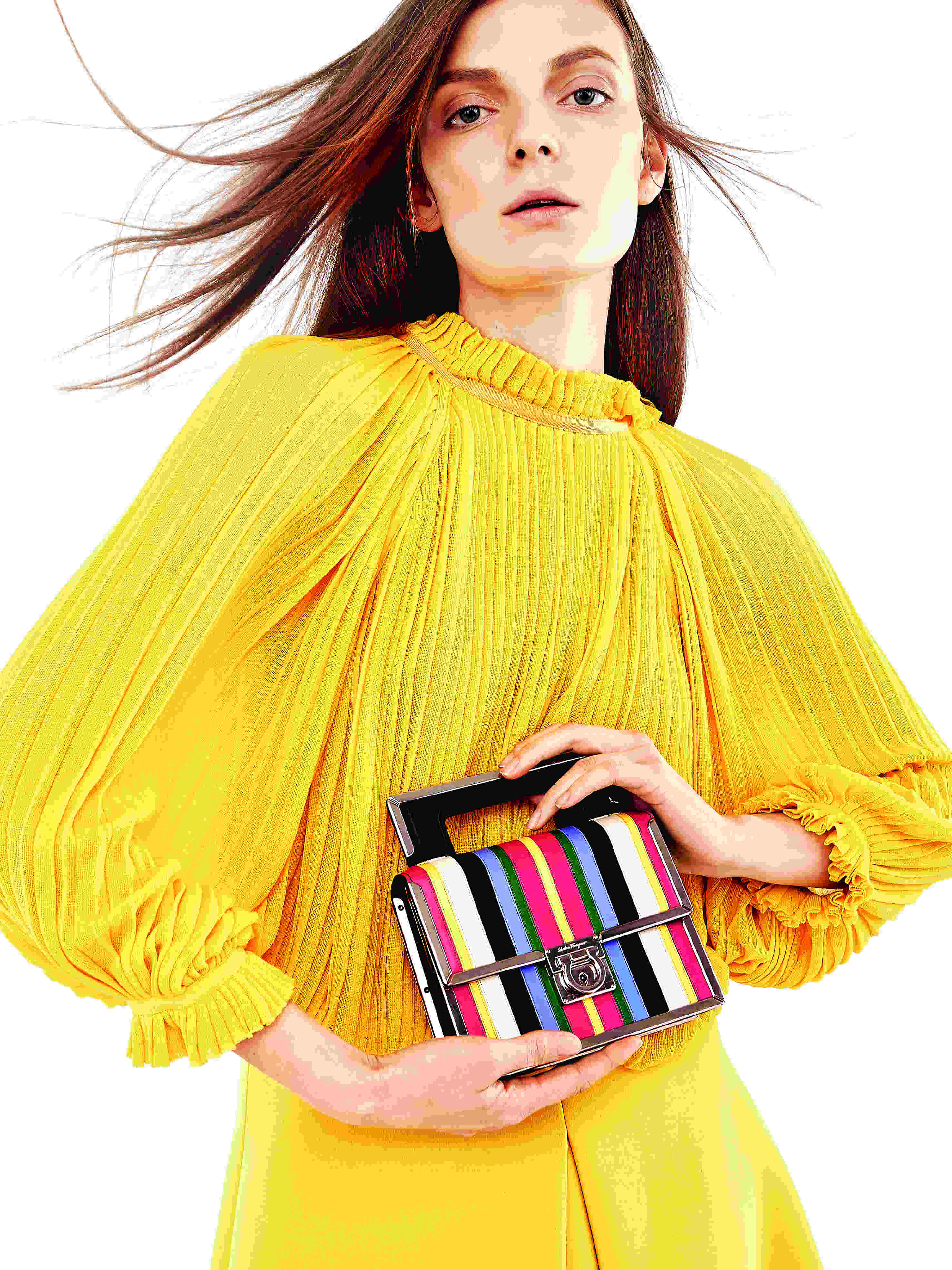 Conjunto de Oscar de la Renta. Bolso de mano, de Salvatore Ferragamo. Estilismo: Verónica Suárez. Maquillaje y peluquería: Miguel Ángel Álvarez para Max Factor y Sebastian pelo.