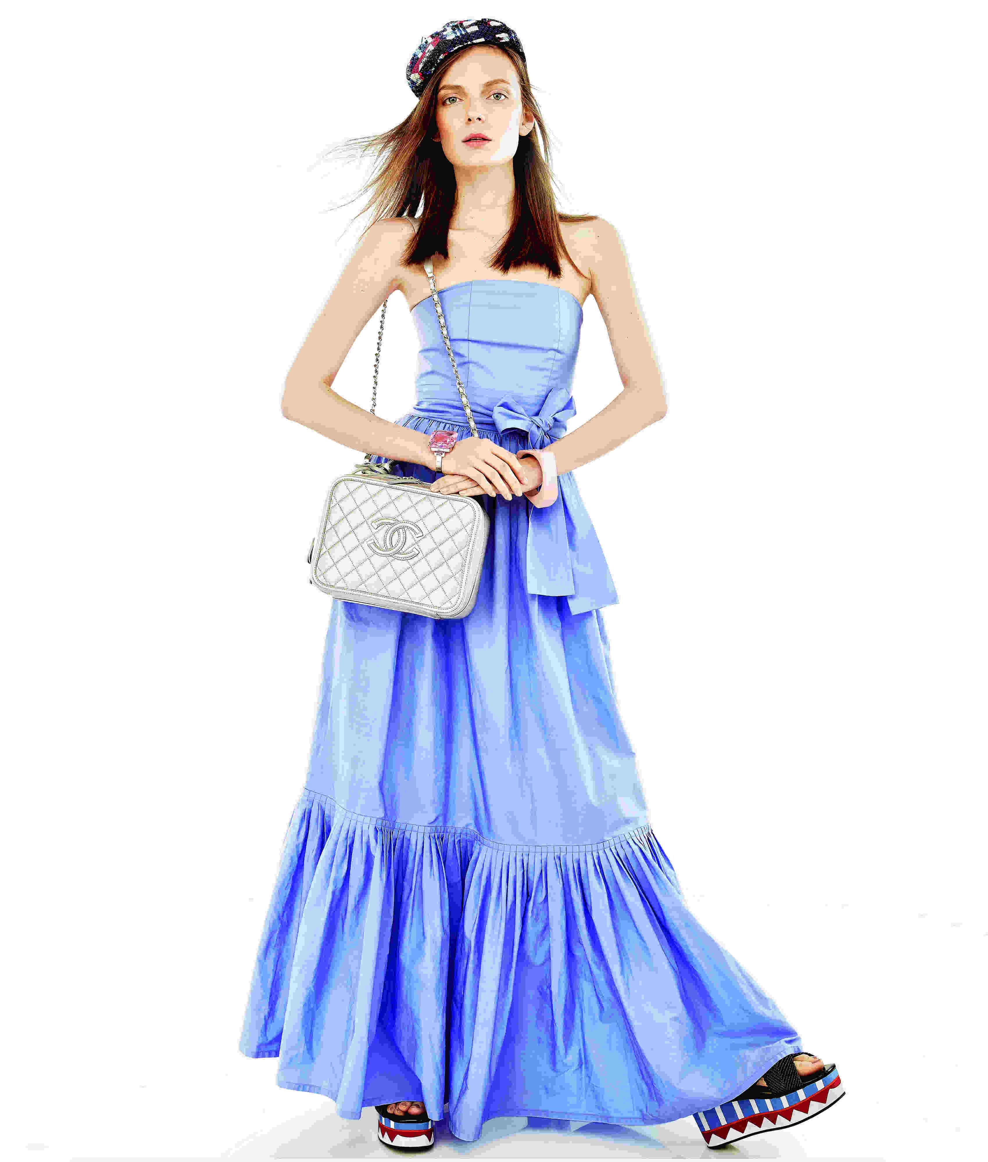 Vestido de Salvatore Ferragamo; gorra y bolso, de Chanel. La pulsera de la piedra rosa es de Dries Van Noten; y el brazalete, de Marni. Las sandalias son de Bimba y Lola. Estilismo: Verónica Suárez. Maquillaje y peluquería: Miguel Ángel Álvarez para Max Factor y Sebastian pelo.