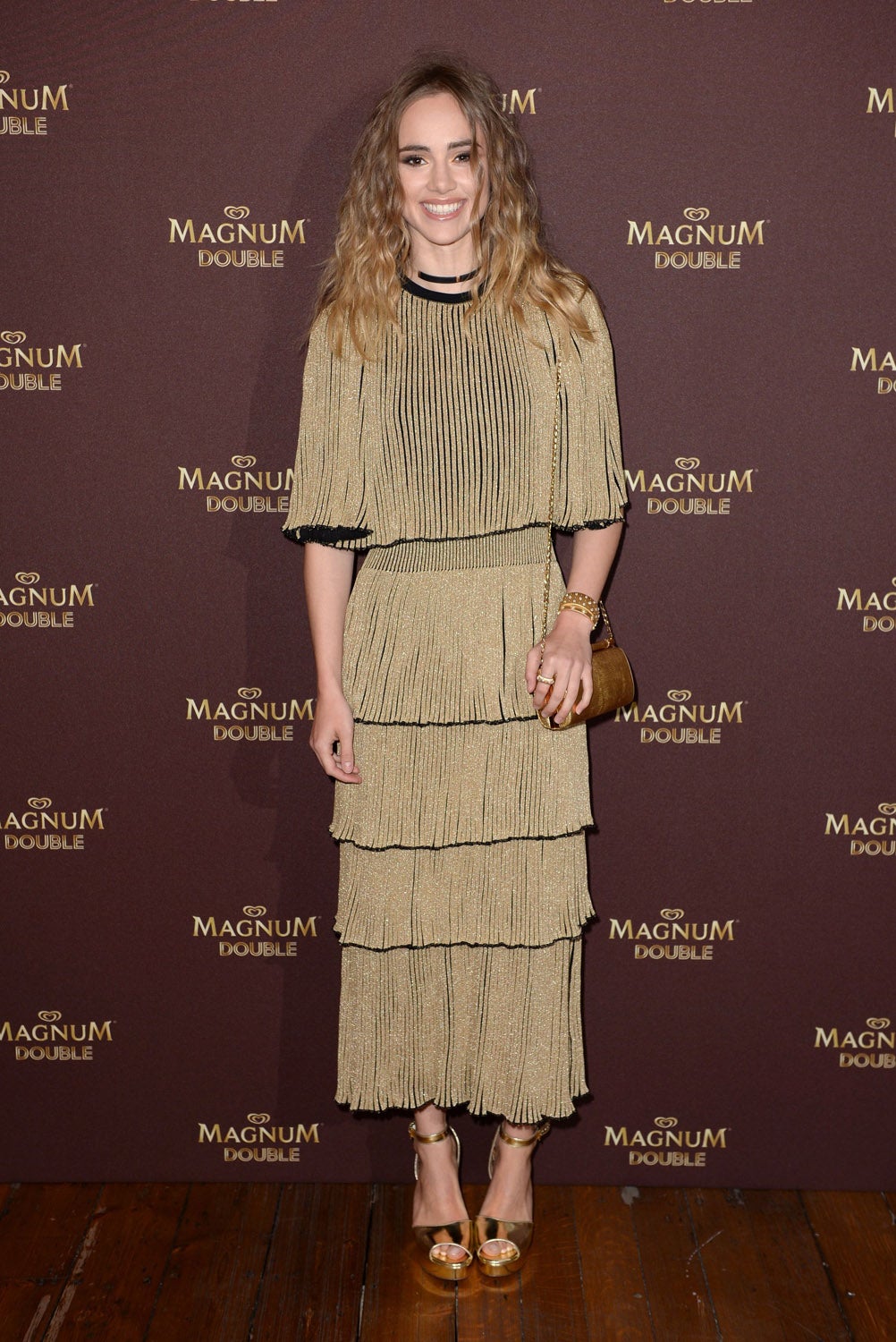 La actriz acudió a la presentación del nuevo helado de Magnum en la capital británica con un original vestido en color dorado y negro firmado por la diseñadora Sonia Rykiel.