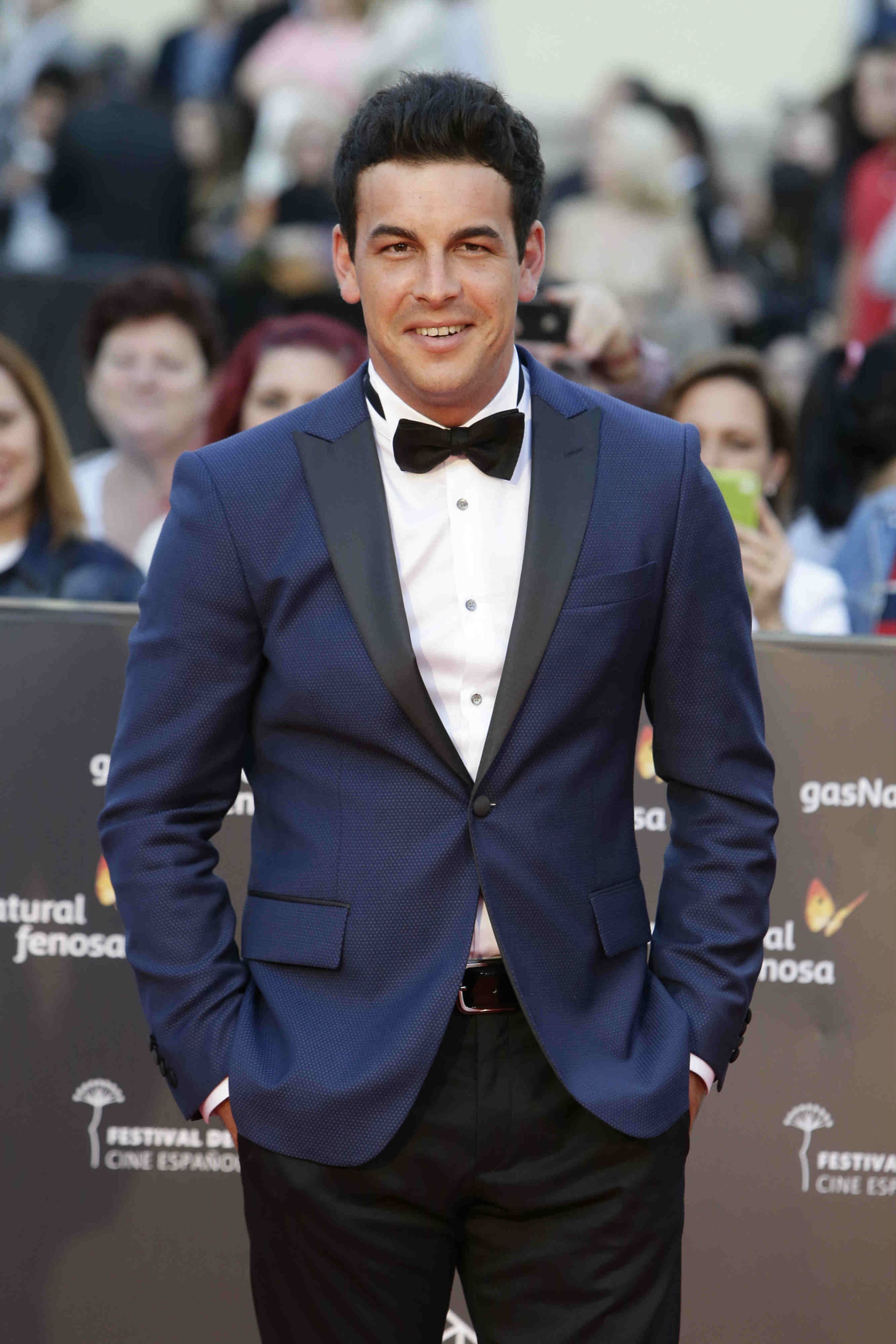 Una vez más, Mario Casas nos enamoraba con un traje en negro y azul