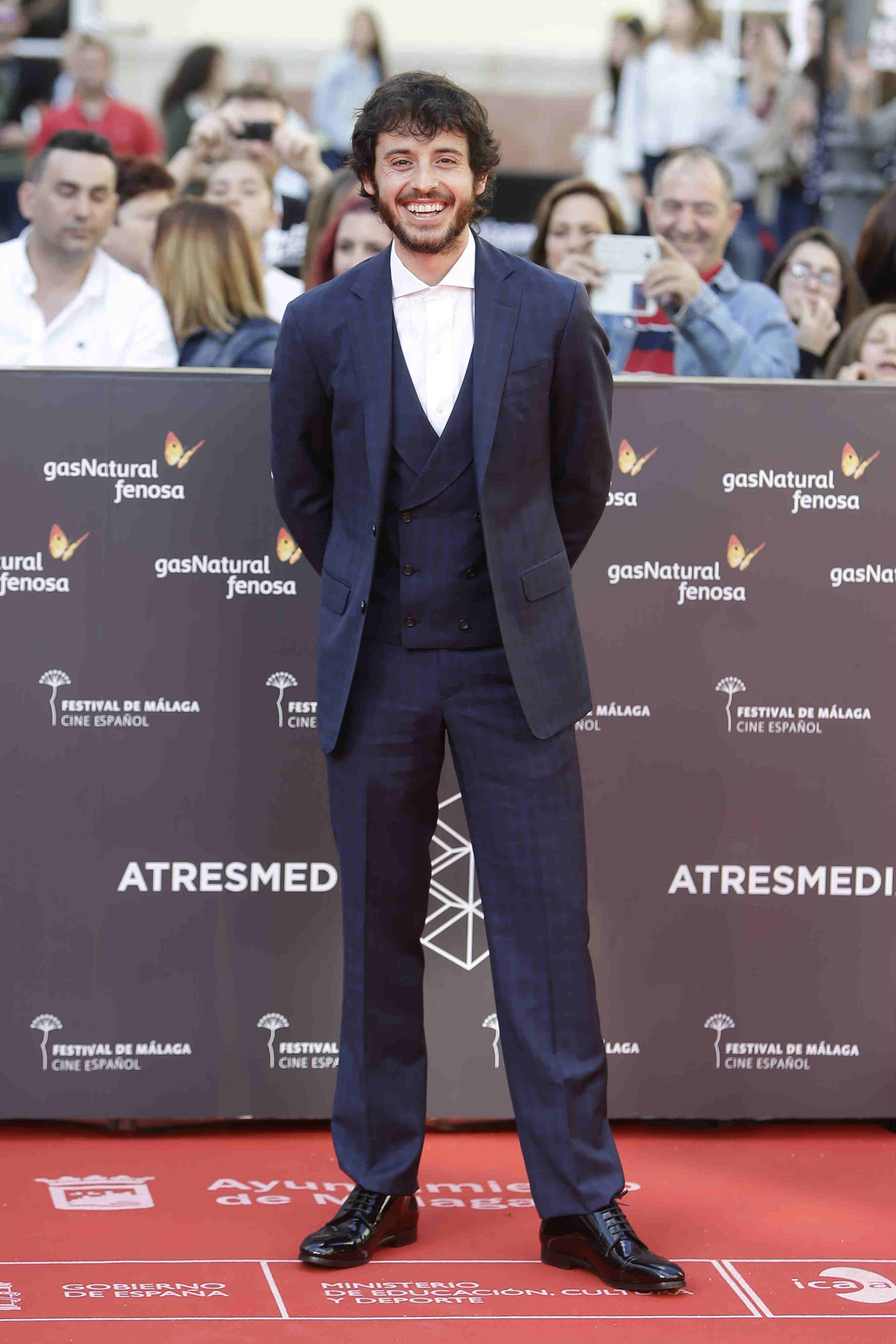 El actor Javier Pereira aparecía así de guapo vestido por Brooks Brothers.