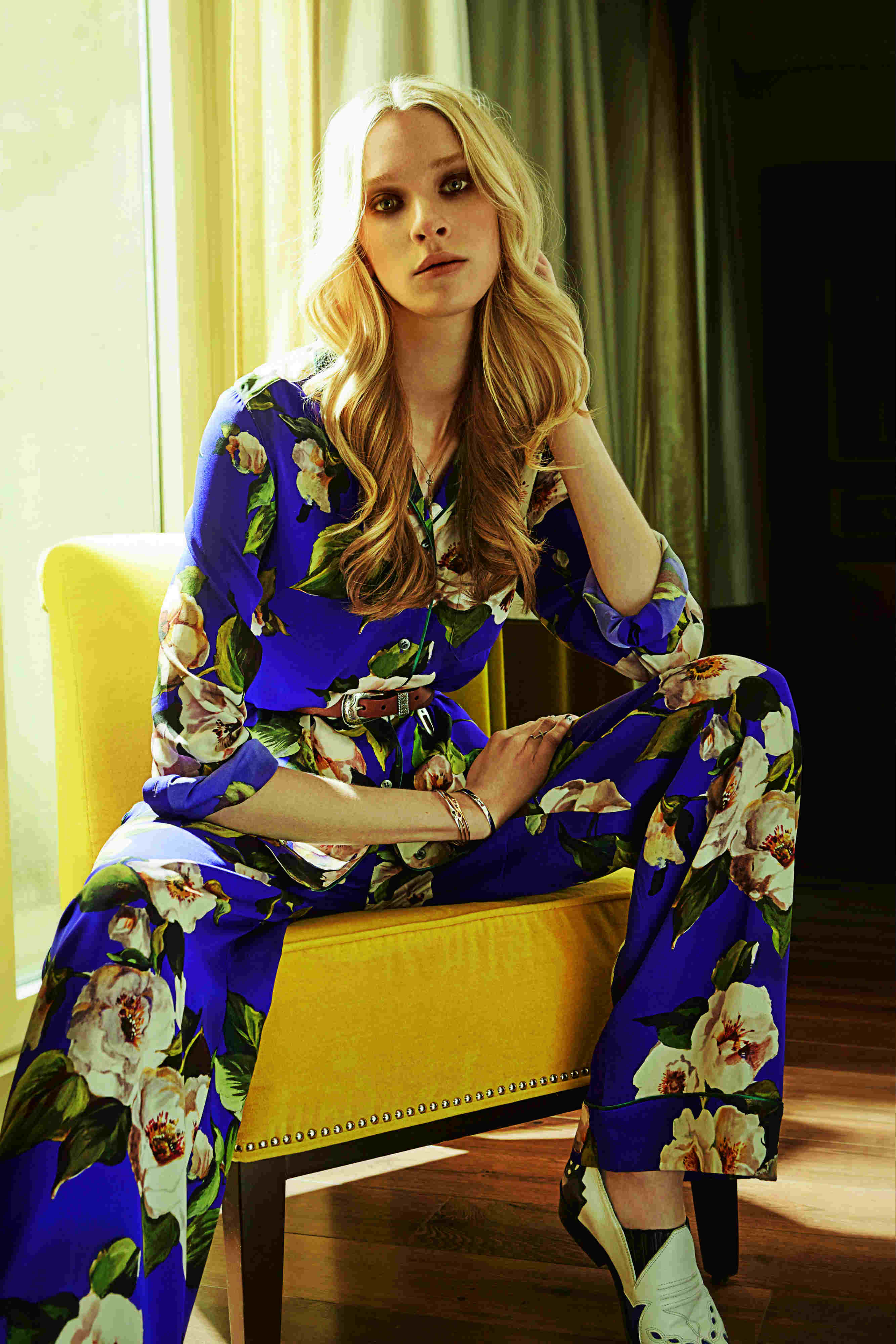 Conjunto de raso, de Dolce & Gabbana, con cinturón de Maison Boinet y zapatos de Roseanna. Los anillos son de Stone Paris y el brazalete, de Dinh Van. Estilismo: Agnès Hoy. Peluquería y maquillaje: Xavier Kurt.