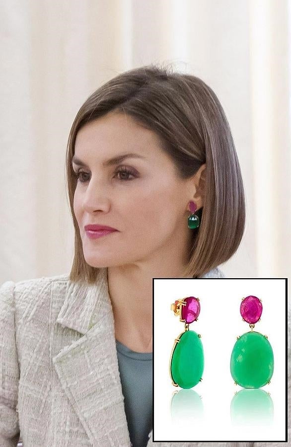Estrenados en abril de 2014, estos coloridos pendientes forman parte de la colección Beethoven, de Tous, una de sus firmas fetiche. Como fecha señalada, los llevó en su primera Pascua Militar como Reina, el 6 de enero de 2015. Diseñados en base a una alegre combinación de gemas distintas (esmeralda, crisoprasa, turmalina verde, turquesa, rubí, ópalo y cuarzo rosa), cada uno de los pendientes está realizado en oro amarillo de 18 quilates con cierre a presión.