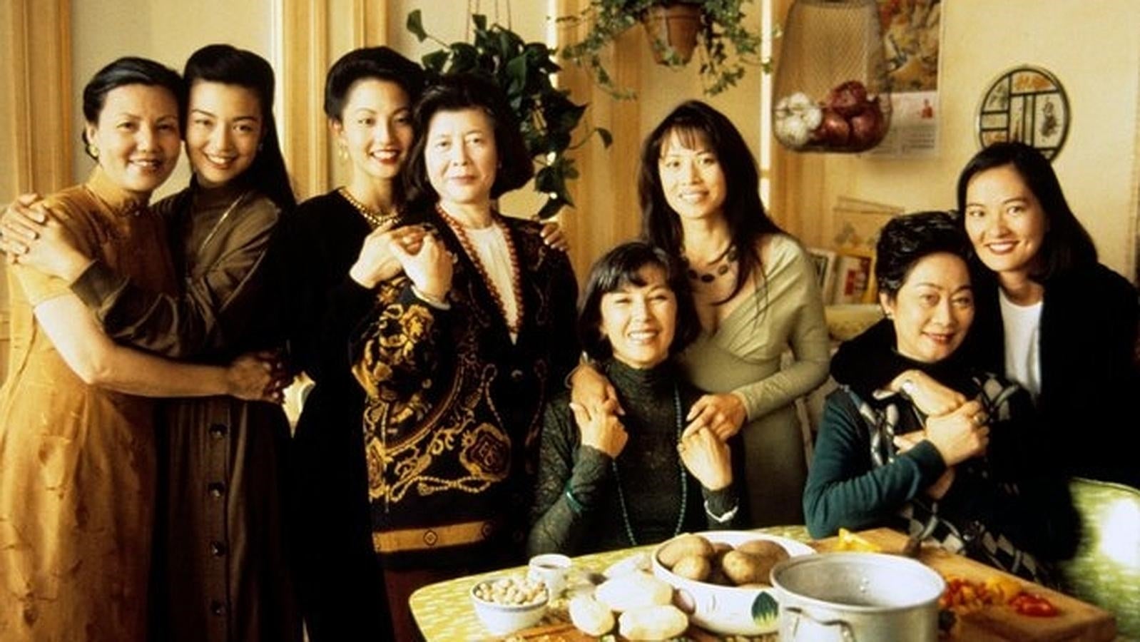 La adaptación de la bella novela de Amy Tan que hizo Oliver Stone dio en el clavo a la hora de mostrar los vínculos que unen (y a veces separan) a varias generaciones de una misma familia. Unos vínculos más fuertes que sus diferentes conceptos de vida, y que al fin y al cabo les conducen a un destino común.