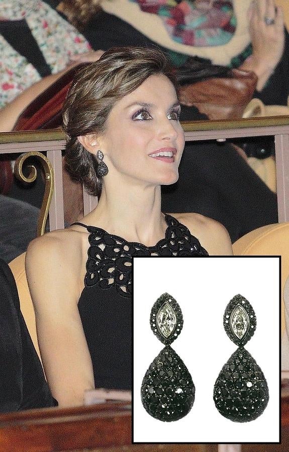 Son una de sus piezas más impresionantes y, junto con el collar a juego, están en su joyero desde sus primeros años como Princesa, aunque desde 2007 no los había vuelto a lucir. Como Reina, los ha llevado, por ejemplo, en la recepción a la presidenta de Chile, en octubre de 2014 y un año después, los usó en el concierto del día anterior a los Premios Princesa de Asturias. Son una pieza única de la firma suiza Grisogono, realizados en oro blanco con 432 diamantes negros con diseño de lágrima. En la espectacularidad de estas piedras preciosas destacan los dos diamantes blancos talla ‘navette’ o marquesa, que se caracterizan por la forma alargada terminada en punta de los extremos, lo que dificulta mucho el proceso de tallado, pero que favorece la luminosidad del centro del diamante.